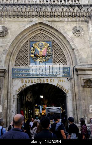 Touristen und Einheimische vor dem Großen Basar in Istanbul, Türkei Stockfoto