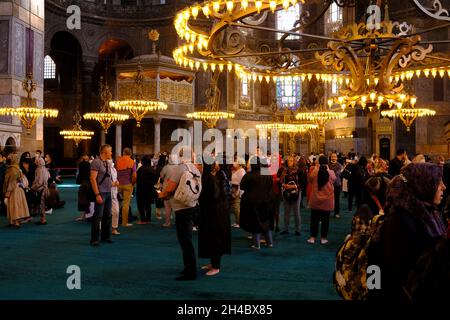 Touristen in der Hagia Sophia in Istanbul, Türkei Stockfoto