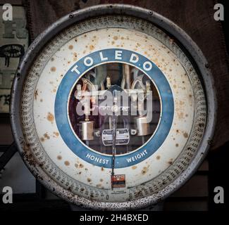 Big Vintage Maßstab 500 Kilogramm. Verrostete alte Skala Toledo. Blick auf die Straße, Reisefoto, niemand, Konzept Foto Vintage Stockfoto