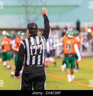 Teenager american Football Schiedsrichter geben Zeichen für Foul während des Spiels. Straßenansicht, selektiver Fokus, Konzept-Fotosport Stockfoto