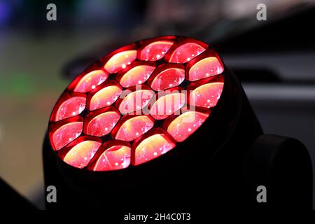 RGBW LED-Strahl beweglicher Kopf Bühnenlicht. Rotes Licht. Selektiver Fokus. Stockfoto