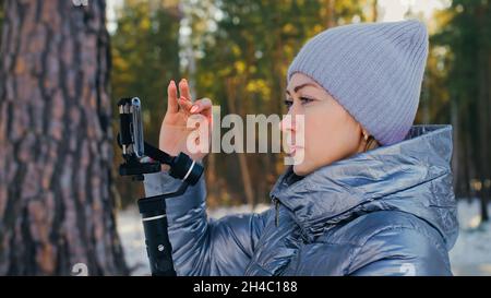 Woman Holding on Handheld Film 3-Achs Gimbal Stabilization Devic Stockfoto