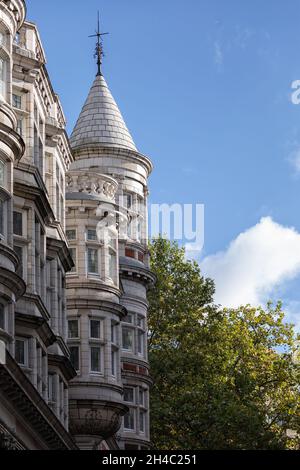 LONDON, Großbritannien - 22. OKTOBER 2021: Türme im edwardianischen Stil in der sizilianischen Avenue in Bloomsbury (Architekt Robert Worley) Stockfoto