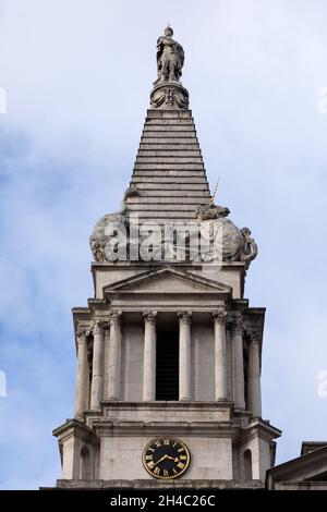 LONDON, Großbritannien - 22. OKTOBER 2021: Turm und Kirchturm der St. George's Church in Bloomsbury (Architekt Nichola Hawksmoor) Stockfoto