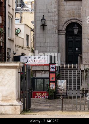 LONDON, Großbritannien - 22. OKTOBER 2021: Eintritt zum Museum of Comedy, das sich in der Krypta der St. George’s Church in Bloomsbury Way befindet Stockfoto