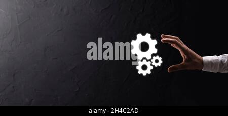 Hand hält Metall Zahnräder und Zahnräder Mechanismus der Interaktion Teamwork Konzept, Hand halten Gruppe von virtuellen Zahnräder Rad. Stockfoto