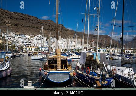 Segelboote im Hafen von Puerto Mogan auf Gran Canaria, Spanien Stockfoto