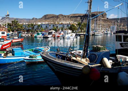 Segelboote im Hafen von Puerto Mogan auf Gran Canaria, Spanien Stockfoto