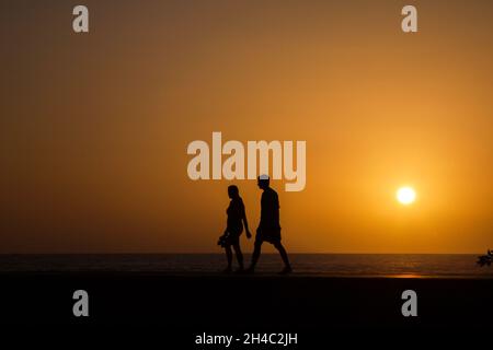 Silhouetten von zwei Menschen bei Sonnenuntergang auf Gran Canaria in Spanien Stockfoto