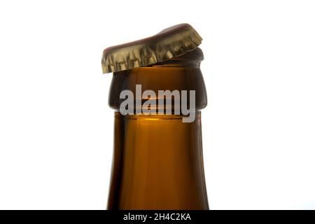 Eine Glasflasche Bier mit offenem Deckel Stockfoto