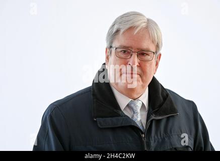 Potsdam, Deutschland. November 2021. Jörg Steinbach (SPD), Minister für Wirtschaft, Arbeit und Energie in Brandenburg, bei der VIP Verkehrsbetrieb Potsdam GmbH im Rahmen einer Presseveranstaltung zur Präsentation der Bilanz der Ausbildungsplatzierung im Berufsausbildungsjahr 2020/21 in Brandenburg. Quelle: Jens Kalaene/dpa-Zentralbild/ZB/dpa/Alamy Live News Stockfoto