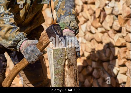 Hacken von Brennholz mit einer Axt aus der Nähe Stockfoto