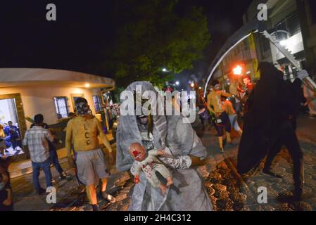 Tonacatepeque, El Salvador. November 2021. Ein Nachtschwärmer stöhnt während der Parade.die Salvadorianer feierten die traditionelle 'La Calabiuza', wo Nachtschwärmer sich am Vorabend der 'Día de los Muertos' als Figuren aus der lokalen Folklore verkleiden. (Foto von Camilo Freedman/SOPA Images/Sipa USA) Quelle: SIPA USA/Alamy Live News Stockfoto