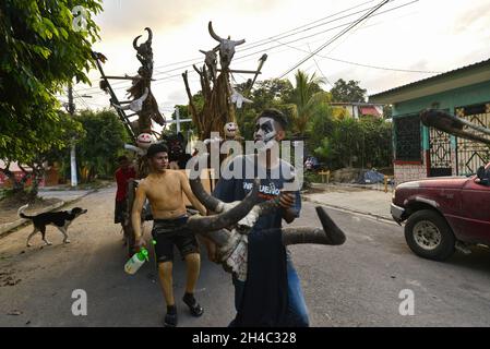 Tonacatepeque, El Salvador. November 2021. Ein Nachtschwärmer sticht während der Teilnahme an einer Parade.Salvadorianer feierten die traditionelle 'La Calabiuza', wo Nachtschwärmer sich am Vorabend der 'Día de los Muertos' als Figuren aus der lokalen Folklore verkleiden. (Foto von Camilo Freedman/SOPA Images/Sipa USA) Quelle: SIPA USA/Alamy Live News Stockfoto