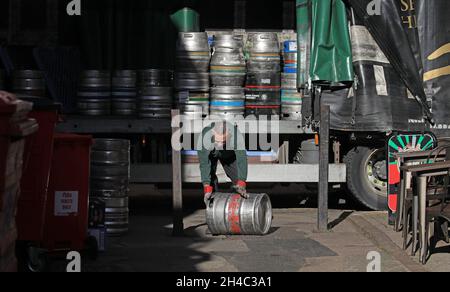 Cambridge, Großbritannien. November 2021. Ein Drayman liefert am 1. November 2021 Bier in Fässern zu einem Pub in Cambridge. Kredit: Paul Marriott/Alamy Live Nachrichten Stockfoto