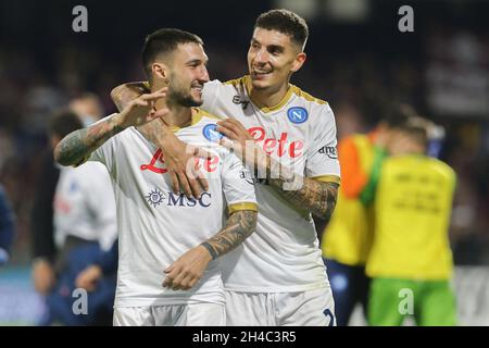 Matteo Politano, italienischer Stürmer von SSC Napoli und Giovanni Di Lorenzo, italienischer Verteidiger von SSC Napoli, feiern am 31. Oktober 2021 im Arechi-Stadion in Salerno, Süditalien, das Siegesspiel während des Fußballspiels der Serie A zwischen Salernitana und SSC Napoli. Stockfoto