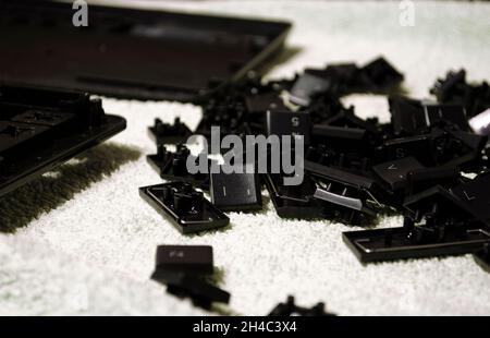 Zerlegte Tastatur. Tastaturteile in Nahaufnahme. Reinigen des Computerzubehörs. Stockfoto