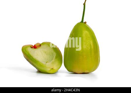 Zwei reife und verzehrfertige Rosenäpfel, bekannt als Jambu Madu Deli, haben eine grüne Farbe und einen sehr süßen Geschmack mit aufgeschnittener Komposition. Diese Art com Stockfoto