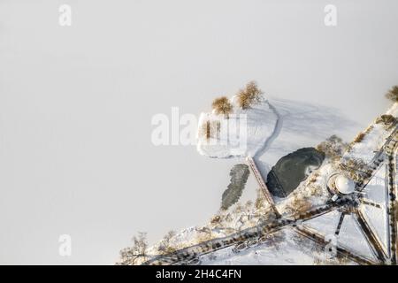 Die Insel auf dem See mit der Brücke im Winter der Loschizki Park.Minsk, Weißrussland. Stockfoto