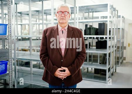 Mannheim, Deutschland. Oktober 2021. Jürgen Rackwitz, Leiter der Pfandleihe, steht vor Regalen in einem Lagerraum der Pfandleihe. Wenn das Geld knapp ist, locken Pfandhäuser Kunden mit schnellem Bargeld. (To dpa 'trinkets for money - Pfandhäuser wetten auf Weihnachtsgeschäft') Kredit: Uwe Anspach/dpa/Alamy Live News Stockfoto