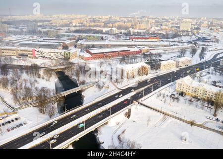 15. Januar 2021. Partizansky Prospekt in der Stadt Minsk.Brücke auf dem Fluss Svisloch und die Straße durch sie mit Autos im Winter. Weißrussland. Stockfoto