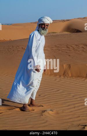 AL WASIL, OMAN - 5. MÄRZ 2017: Lokale beduinen in den Sanddünen von Sharqiya Wahiba Sands in der Nähe des Dorfes Al Wasil. Stockfoto