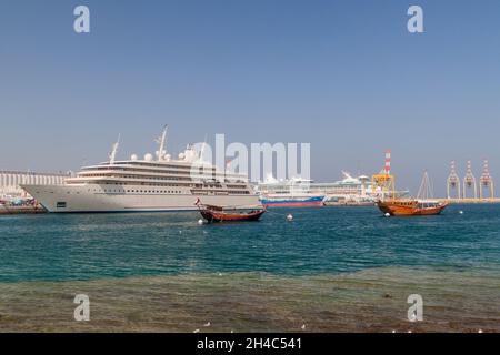 MUSCAT, OMAN - 22. FEBRUAR 2017: Die Fulk al Salamah, Yacht des Sultan Qaboos, vor Anker im Hafen von Mutrah. Stockfoto