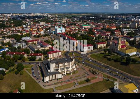 Draufsicht auf das Stadtzentrum von Grodno, Weißrussland. Das historische Zentrum mit seinem rot gefliesten Dach, das Schloss und die Oper. Stockfoto