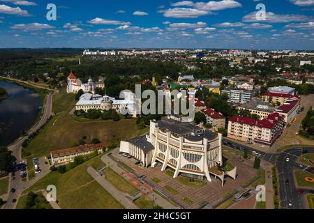 Draufsicht auf das Stadtzentrum von Grodno, Weißrussland. Das historische Zentrum mit seinem rot gefliesten Dach, das Schloss und die Oper. Stockfoto