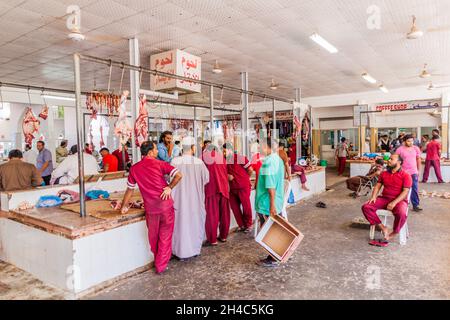 SALALAH, OMAN - 24. FEBRUAR 2017: Metzgerstände im Souq in Salalah. Stockfoto