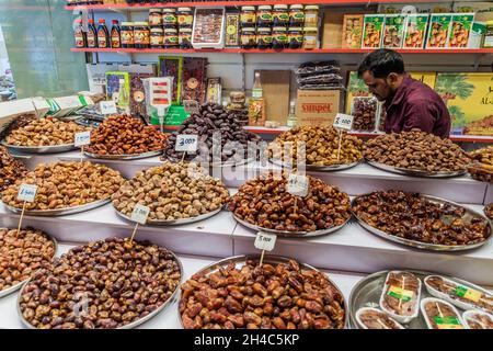 SALALAH, OMAN - 24. FEBRUAR 2017: Date Stall im Souq in Salalah. Stockfoto