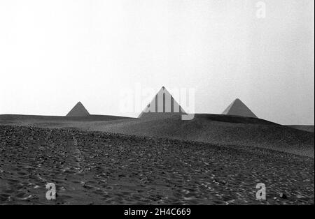 Afrika, Ägypten, Gizeh, 1976. Die drei Großen Pyramiden von Gizeh. Stockfoto