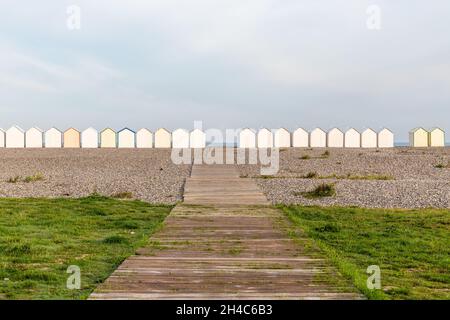 Tor zum Meer, an einem Kiesstrand. Reihe von Strandhütten am Horizont. Cayeux-sur-Mer, Opalküste, Frankreich Stockfoto