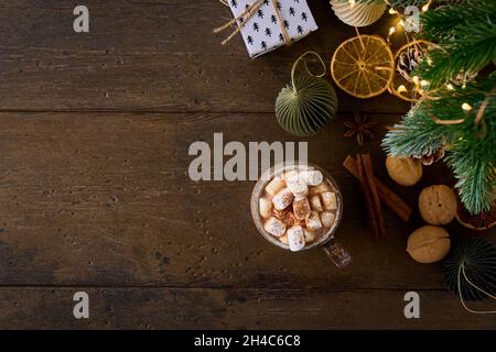 Heißes Getränk mit Schokolade und Marschmalchen. Winterdekoration für das neue Jahr. Speicherplatz kopieren Stockfoto