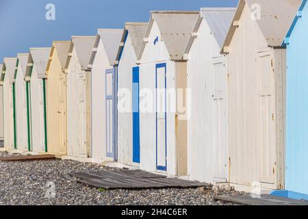 Ausrichtung der Strandhütten in Cayeux-sur-Mer. Opal Coast, Frankreich Stockfoto