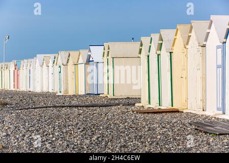 Ausrichtung der Strandhütten in Cayeux-sur-Mer. Opal Coast, Frankreich Stockfoto