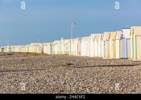 Ausrichtung der Strandhütten in Cayeux-sur-Mer. Opal Coast, Frankreich Stockfoto