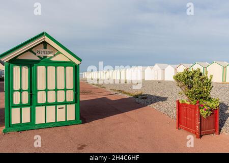 Weiße und grüne Strandhütte, die als Mietbüro dient. Am Horizont Reihen sich Hütten aneinander. Cayeux-sur-Mer. Opal Coast, Frankreich Stockfoto