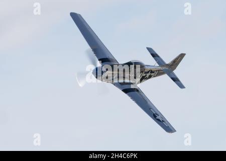 31. Oktober 2021, Salinas, CA: P-51D Mustang tritt während der 40. Jährlichen California International Airshow auf. (Stan Szeto/Image of Sport) Stockfoto