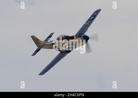 31. Oktober 2021, Salinas, CA: P-51 Mustang tritt während der 40. Jährlichen California International Airshow auf. (Stan Szeto/Image of Sport) Stockfoto