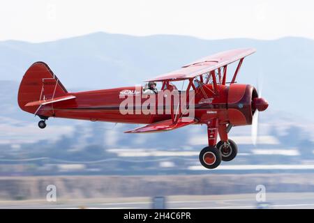 31. Oktober 2021, Salinas, CA: Vicky Benzing winkt der Menge ihres Stearman PT-17 Biplane zu, um die Fans der Luftfahrt während der 40. Jährlichen California International Airshow zu begeistern. (Stan Szeto/Image of Sport) Stockfoto