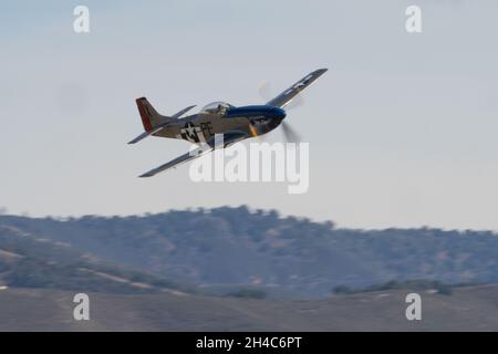 31. Oktober 2021, Salinas, CA: P-51 Mustang tritt während der 40. Jährlichen California International Airshow auf. (Stan Szeto/Image of Sport) Stockfoto