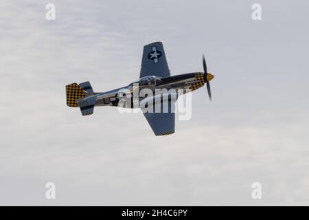 31. Oktober 2021, Salinas, CA: P-51 Mustang tritt während der 40. Jährlichen California International Airshow auf. (Stan Szeto/Image of Sport) Stockfoto