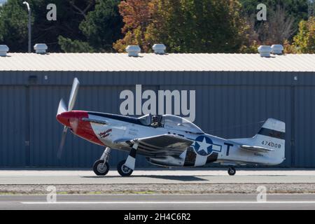 31. Oktober 2021, Salinas, CA: P-51 Mustangs bereiten sich auf den Start während der 40. Jährlichen California International Airshow vor. (Stan Szeto/Image of Sport) Stockfoto