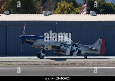 31. Oktober 2021, Salinas, CA: P-51 Mustangs bereiten sich auf den Start während der 40. Jährlichen California International Airshow vor. (Stan Szeto/Image of Sport) Stockfoto