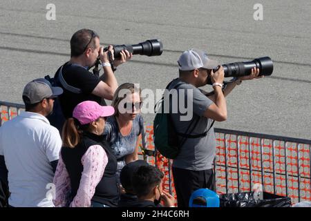 31. Oktober 2021, Salinas, KALIFORNIEN: Luftfahrthusiasten machen Fotos von Flugzeugen während der 40. Jährlichen California International Airshow. (Stan Szeto/Image of Sport) Stockfoto