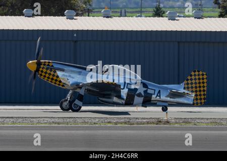 31. Oktober 2021, Salinas, CA: P-51 Mustangs bereiten sich auf den Start während der 40. Jährlichen California International Airshow vor. (Stan Szeto/Image of Sport) Stockfoto