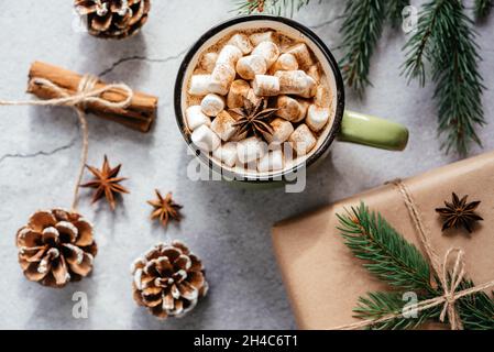 Weihnachten Urlaub kreative Layout mit lila Tasse marmelow heiße Schokolade, Kiefer, und Pinienzapfen, gemütliche Weihnachten flach legen Stockfoto