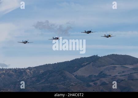 31. Oktober 2021, Salinas, CA: Vier P-51 Mustangs treten während der 40. Jährlichen California International Airshow auf. (Stan Szeto/Image of Sport) Stockfoto