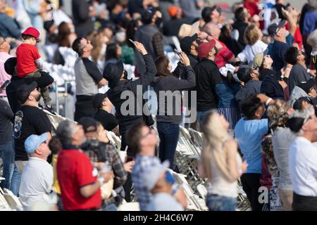 31. Oktober 2021, Salinas, CA: Fans sehen die Flugshow während der 40. Jährlichen California International Airshow. (Stan Szeto/Image of Sport) Stockfoto